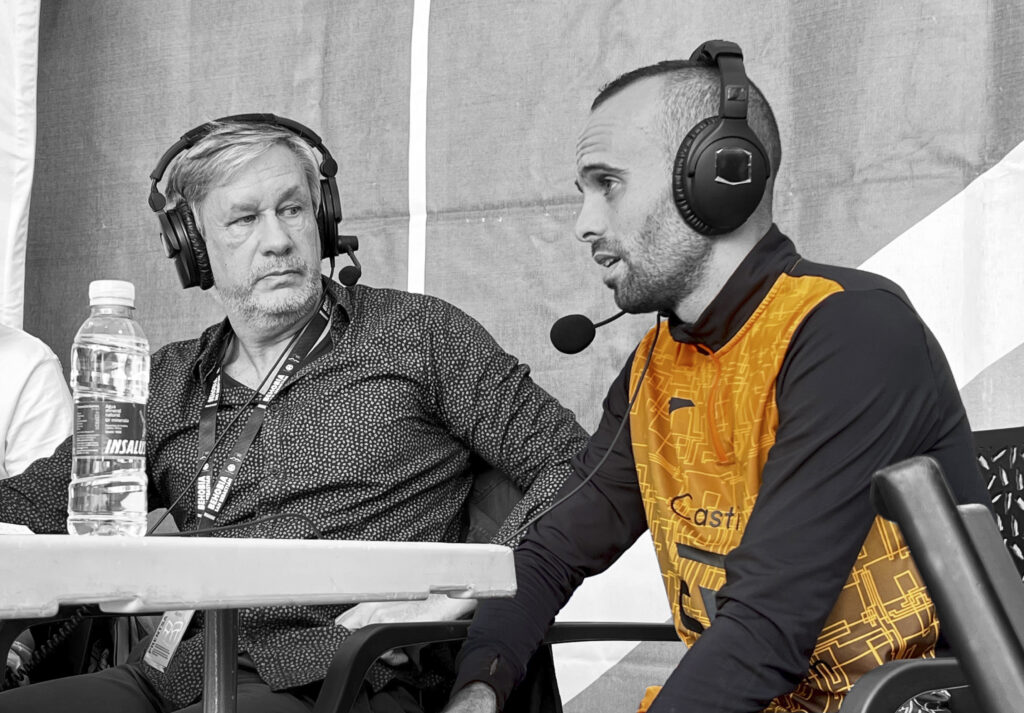 38 artur bossy atendiendo a medios