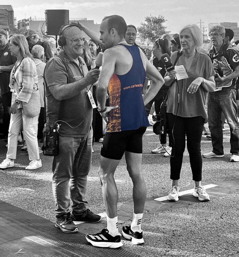 39 artur bossy atendiendo a medios 03