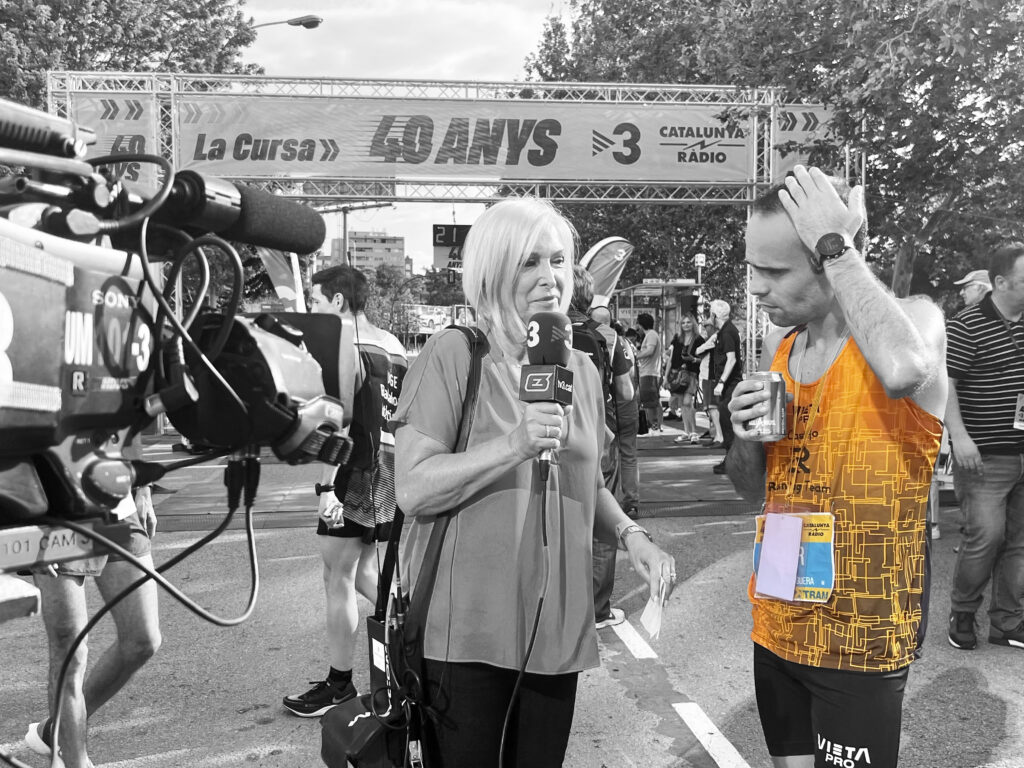 40 artur bossy atendiendo a medios 04